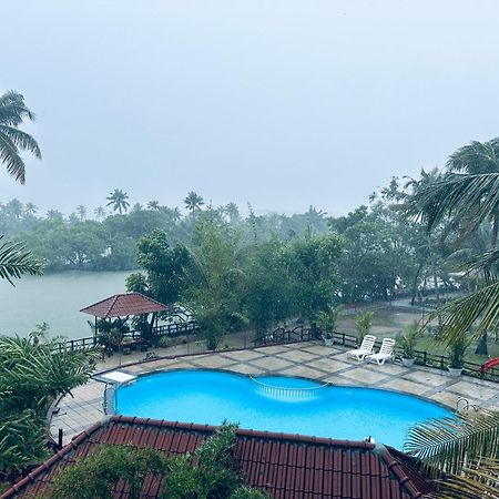 Lake N River Resort Munroe Island Mundrothuruth Exterior photo