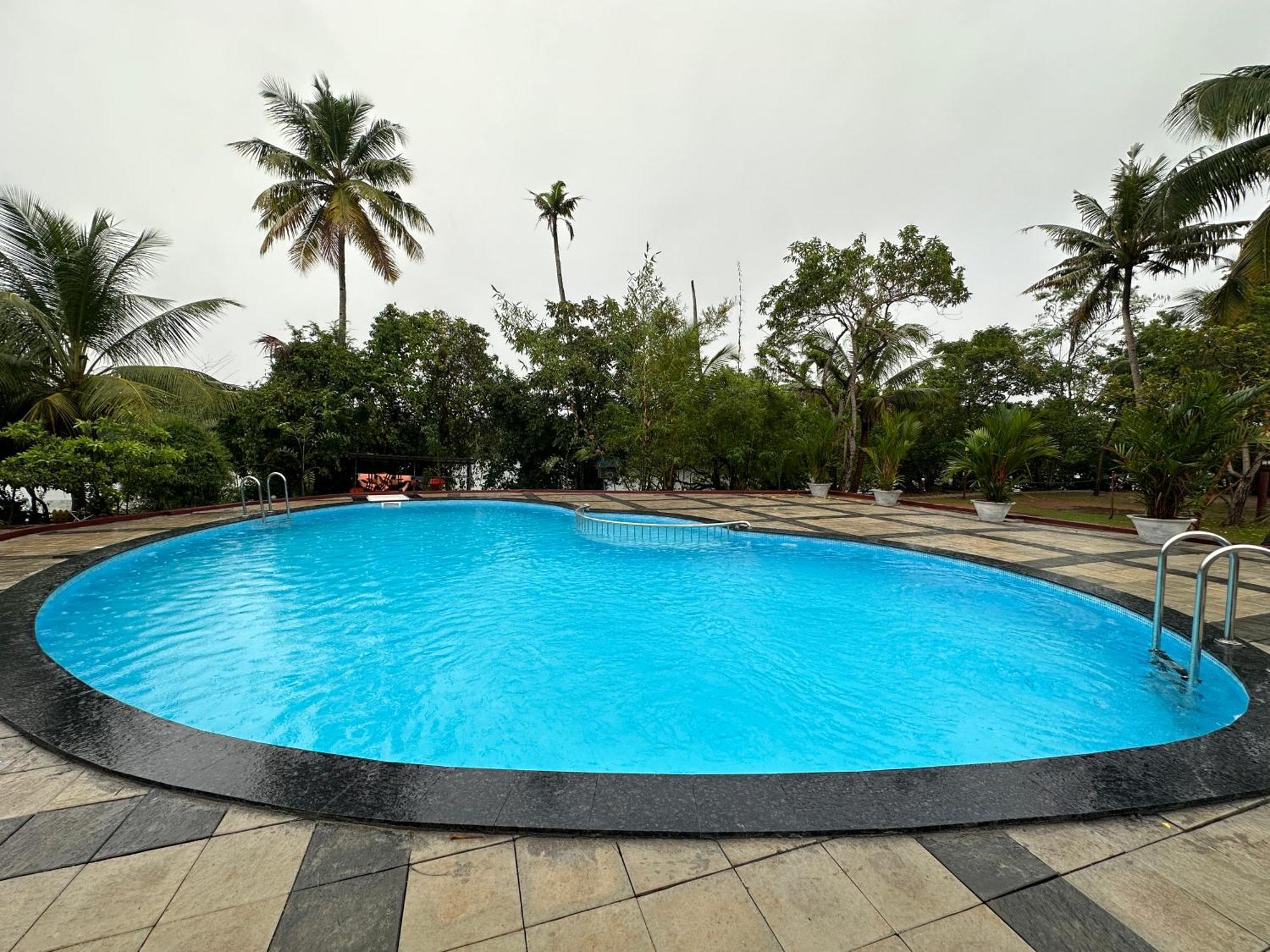 Lake N River Resort Munroe Island Mundrothuruth Exterior photo